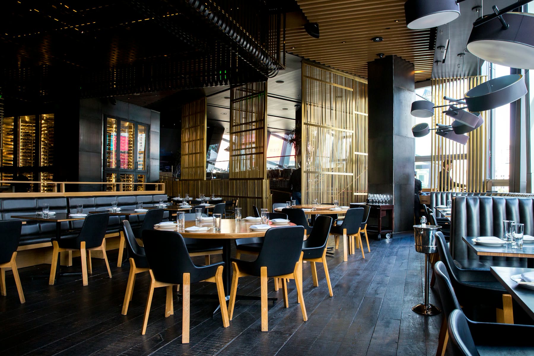 Salón de un restaurante con mesas preparadas