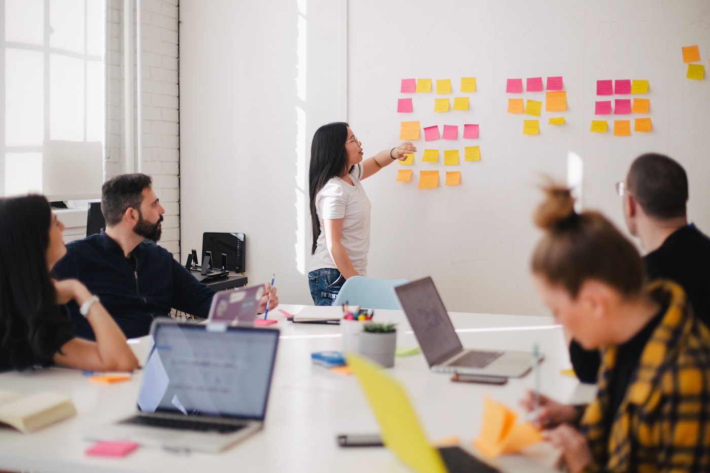 Un equipo trabajando frente a un panel de notas