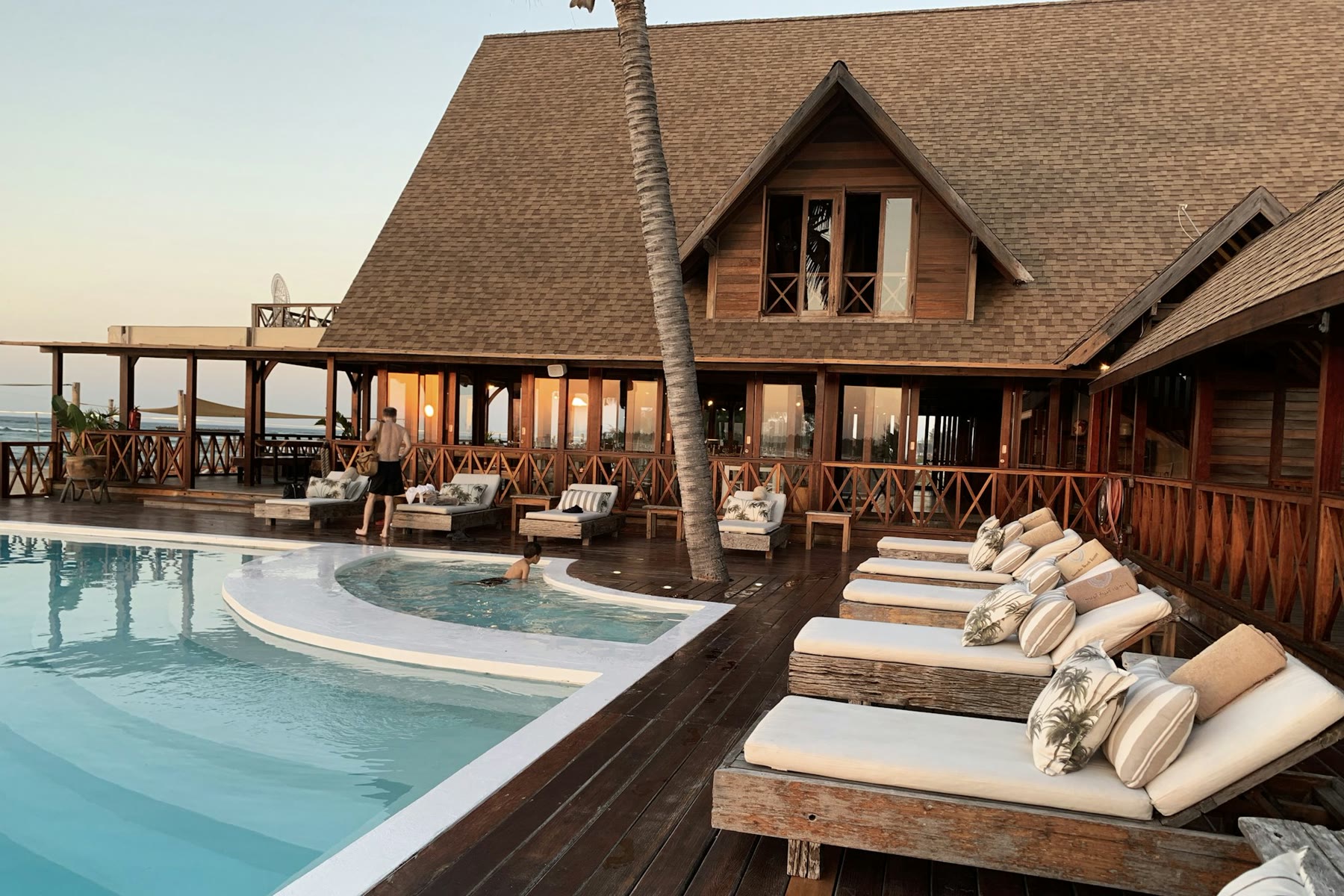 La piscina de un hotel al atardecer