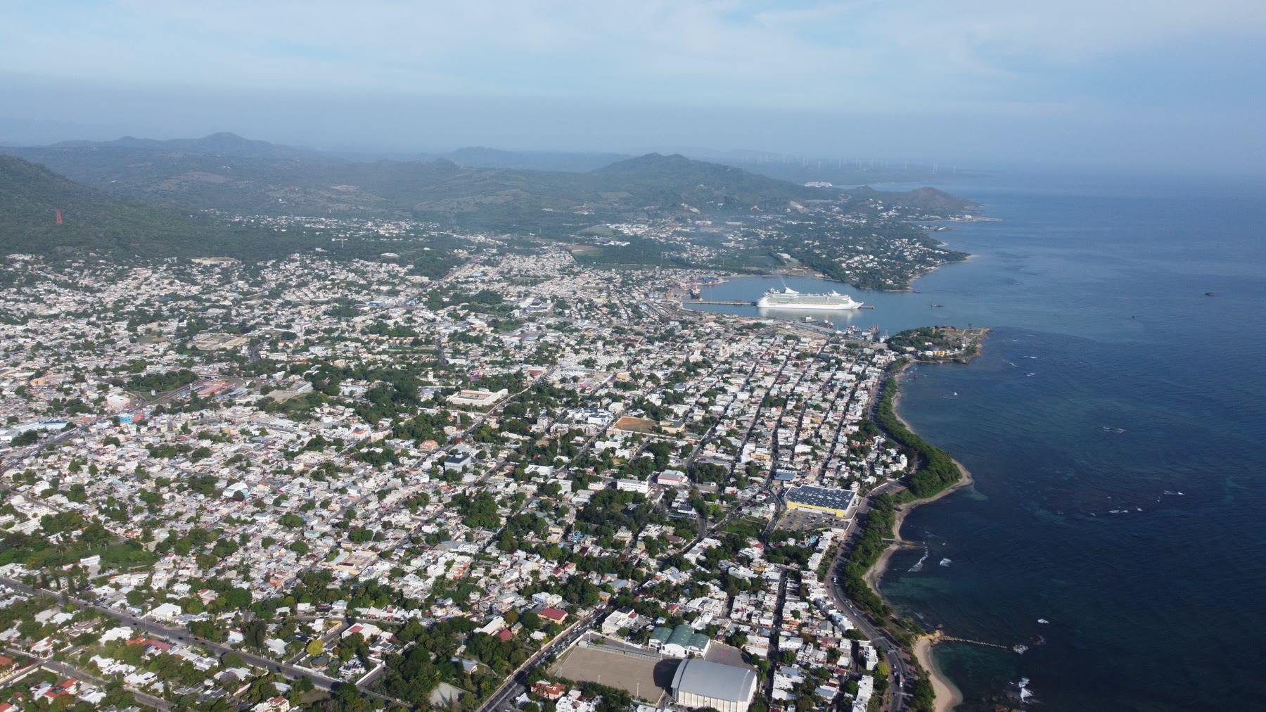 Vista aérea de Puerto Plata con un crucero en el puerto