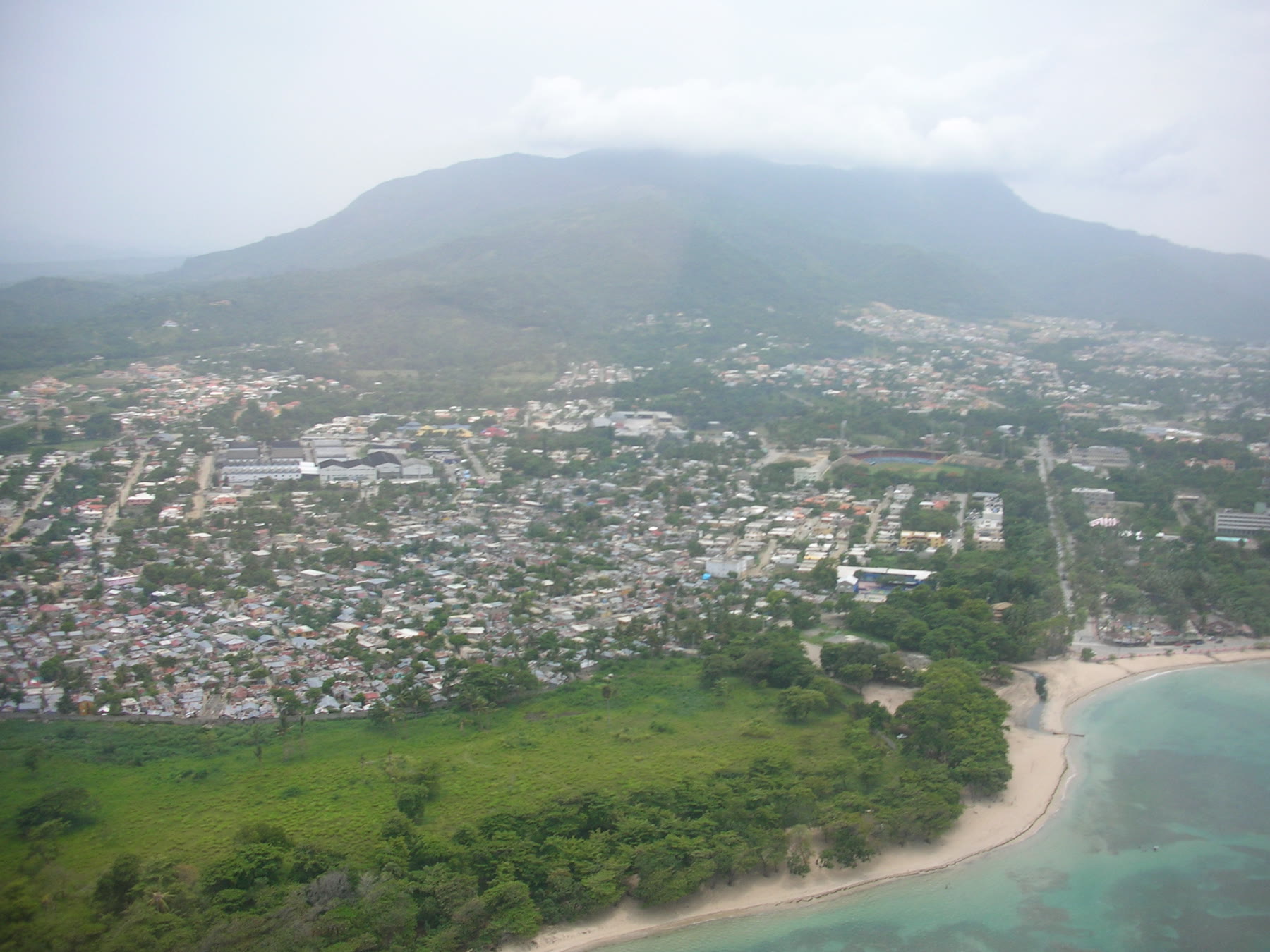 Puerto Plata y la loma Isabel de Torres desde el aire